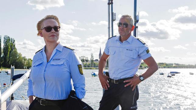 Nele Fehrenbach (Floriane Daniel) und Paul Schott (Tim Wilde) bei Ermittlungen.