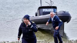 Nele Fehrenbach (Floriane Daniel) und Paul Schott (Tim Wilde) eilen dem Ex-Freund der Ermordeten zu Hilfe.