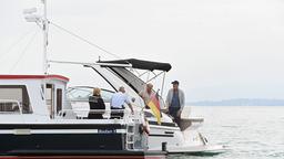 Nele Fehrenbach (Floriane Daniel, li.) und Paul Schott (Tim Wilde, 2.v. li.) stoppen das Schiff von Christian Reiter (Dietmar Mössmer, 2. v.re.) und Mario Brändle (Dietrich Adam, re.) auf dem Bodensee. Haben die ehemaligen Kunden Benjamin Murjahn und seine Frau entführt?