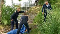 Nele Fehrenbach (Floriane Daniel) versucht zu verhindern, dass Paul Schott (Tim Wilde) die in Folie verpackte Leiche zu Gesicht bekommt. Als Paul Schott die Tote erkennt, gerät sein Leben aus den Fugen.