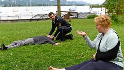 Nele Fehrenbach (Floriane Daniel) wacht mit Waffe und blutverschmierter Hand neben Sandro Kubitschek (Sebastian Haase) auf. Der stand unter Verdacht auf Nele geschossen zu haben. Jakob Frings (Max König, h.) entdeckt sie und den Toten.