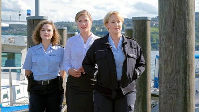 Nele (Floriane Daniel) und Julia (Wendy Güntensperger) machen sich mit der Hotelangestellten Daniela Dahlke  (Laura Lippmann) auf die Suche nach der verschwundenen Vanessa.