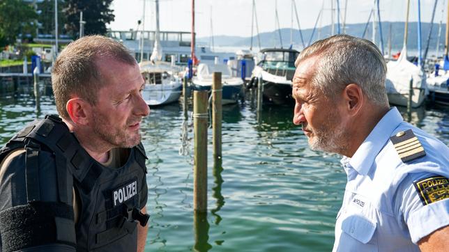 Paul Schott (Tim Wilde) befragt Einsatzleiter Matthias Krämer (Martin Lindow) zu den Geschehnissen bei der Bombenentschärfung.