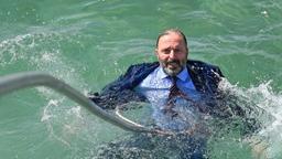 Politiker Götz Eberlein (Robert Schupp) wurde ins Wasser geschubst.