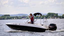 Rudertrainer Manfred Lindner (Joachim Raaf) gibt Anweisungen.