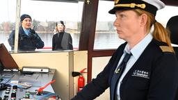 Sabine Heiler (Katja Studt) verlangt von Nele Fehrenbach (Floriane Daniel) und Julia Demmler (Wendy Güntensperger), dass sie zwei Gymnasiasten auf dem Schiff zum Geständnis bewegen am Tod des Sohnes beteiligt gewesen zu sein. Ansonsten will die Kapitänin die Fähre ungebremst in einen Hafen krachen lassen.