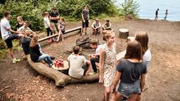 Die Schulfreunde von Niklas Fehrenbach feiern am Strand eine Party.