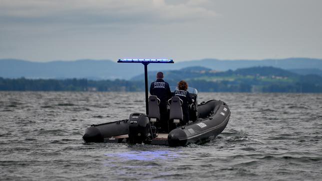 Julia und Jakob eilen über den See. Wendy Güntensperger als Julia Demmler, Max König als Jakob Frings