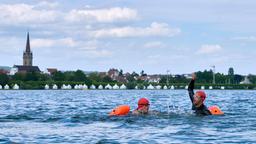 Wettkampf: Paul (Tim Wilde) schwimmt zu Max Behringer (Max Ruff), der offensichtlich Probleme hat.