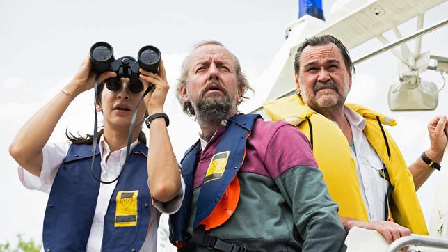 Arda Turan (Yasemin Cetinkaya), Marcel Bautz (Nicholas Bodeux) und Gerhard Jäger (Markus John) sind auf der Suche nach dem Obdachlosen Watzke.