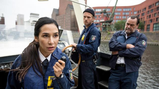 Die Polizisten Arda Turan (Yasemin Cetinkaya), Frank van Dijk (Niklas Osterloh) und Gerhard Jäger (Markus John, r. ) machen das Boot klar, da kommt ein Funkspruch.