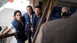 Arda (Yasemin Cetinkaya), Jäger (Markus John) und Frank (Niklas Osterloh) erreichen den Tatort. Doch Carsten Heinrich (Stefko Hanushevsky) von der Kripo ist schon da und übernimmt den Fall.