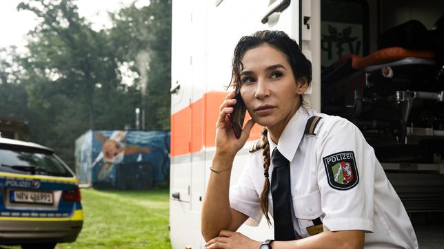 Arda Turan (Yasemin Cetinkaya) ruft Gerhard Jäger an, sie hat ein ungutes Gefühl bei dem Unfall der Schwimmerin.