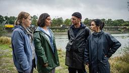 Arda (Yasemin Cetinkaya) und Frank (Niklas Osterloh) sprechen am Rheinufer mit Sara (Katharina Hintzen) und Meike (Elif Kardesseven).