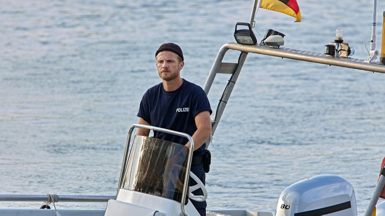 Frank van Dijk (Niklas Osterloh) fährt mit der WSP-2 auf den Anleger des Jetskisverleihs.