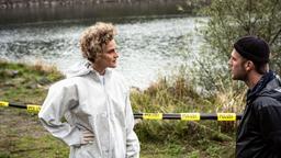 Frank van Dijk (Niklas Osterloh) trifft am Tatort auf Nadine Jäger (Karen Dahmen).