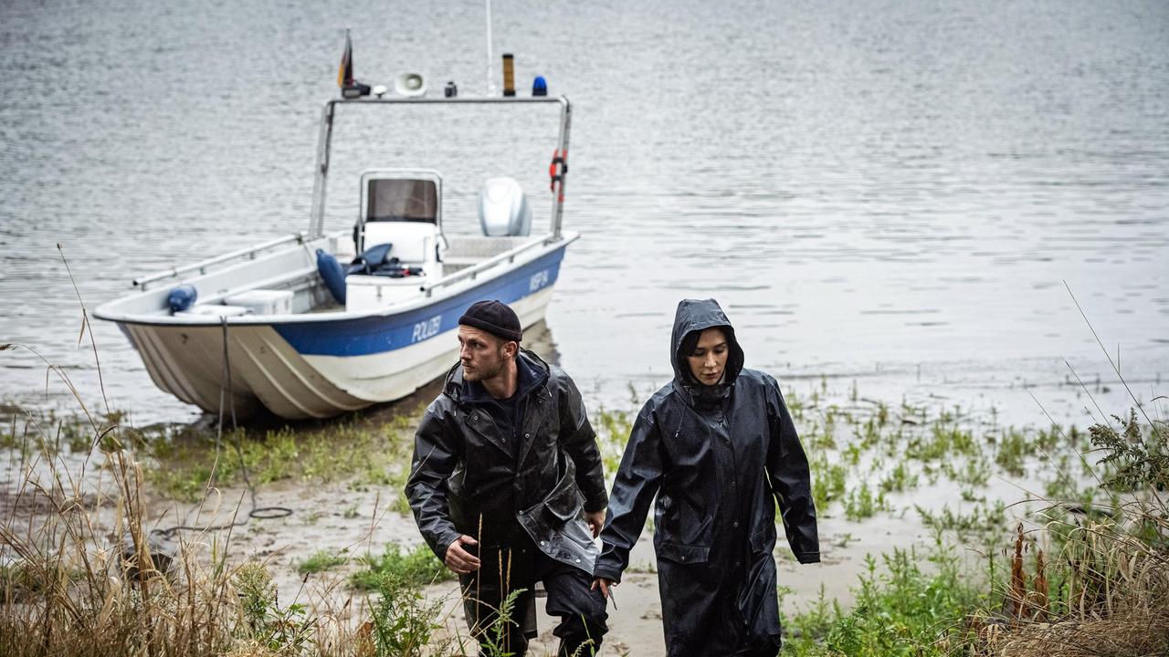 Frank van Dijk (Niklas Osterloh) und Arda Turan (Yasemin Cetinkaya) gehen zum Tatort.