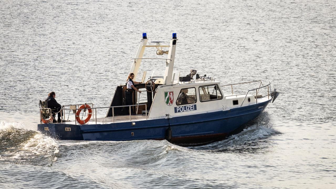 Gerhard Jäger (Markus John), Arda Turan (Yasemin Cetinkaya) und Frank van Dijk (Niklas Osterloh) sind mit der "WSP-1" im Einsatz.