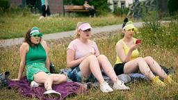 Die Freundinnen Anna (Shenia Pitschmann), Ella (Ananda Luna Cruz Grünbauer) und Coco (Sarah Elghadi) beobachten Philipp Bender.