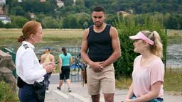 Maike Junghans (Carina Wiese), fühlt Anna (Shenia Pitschmann) und Philipp (Patrick Isermeyer) auf den Zahn.