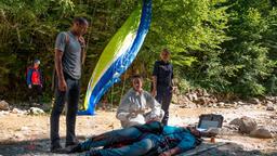 Der Profi-Paraglider Mike Bischoff ist in den Tod gestürzt. War es kein Unfall? Die Ermittlungen der Kommissare bestätigen zunehmend diese These. V.l.n.r. Jerry Paulsen (Peter Marton), Pathologin Sonja Bitterling (Genoveva Mayer), Caro Reiser (Sarah Thonig) und Komparsen