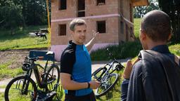 Der Tote hatte Schulen bei seinem Freund Michael Beyer (Florian Stadler), dem Besitzer einer Outdoor-Event-Agentur. Jerry (Peter Marton) befragt Michael Beyer am Outdoorgeschäft.