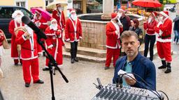 Die Berchtesgadener staunen nicht schlecht: Dutzende Weihnachtsmänner bevölkern mitten im Sommer ihr Stadtzentrum. Wer wusste von dem Flashmob? Im Bild r. vorne Pit Neumann (Jens Atzorn) und Komparsen