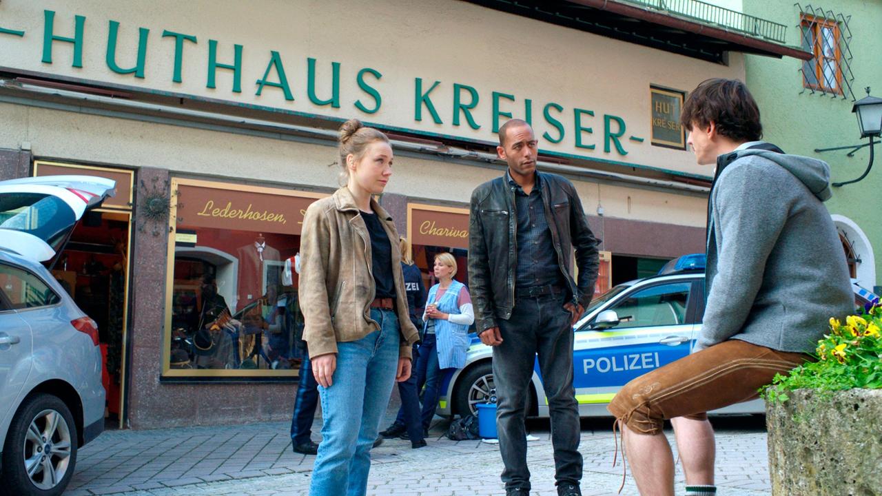 Die Kommissar:innen Sophia Strasser (Katharina Leonore Goebel) und  Jerry Paulsen (Peter Marton) treffen am Tatort den Sohn der Toten, Johannes Kreiser (Florian Maria Sumerauer) an.