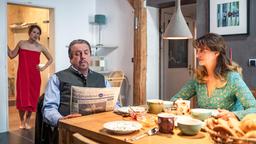 Frühstück im Hause Beissl: Eva beklagt sich über das kalte Wasser in der Dusche. V.l.n.r. Eva Beissl  (Leonie Brill), Benedikt Beissl (Andreas Giebel), Elisabeth Beissl (Barbara Weinzierl)