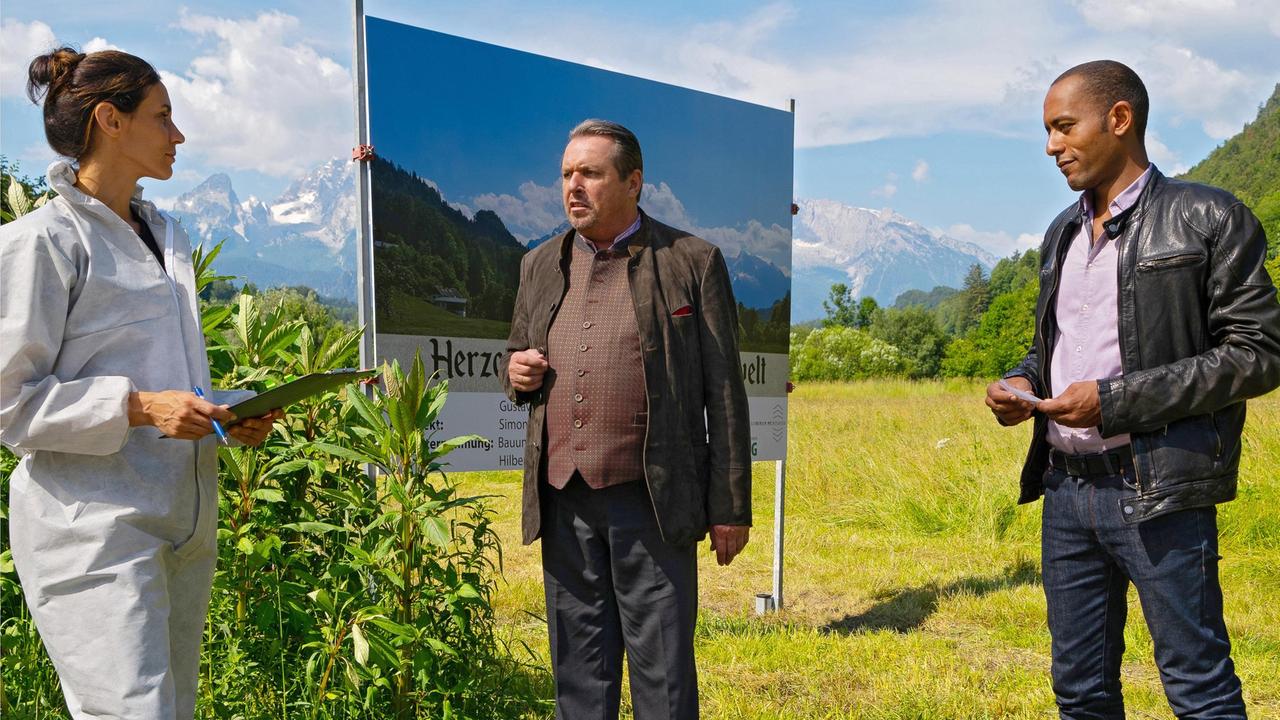 Gustl Herzog (Komparse, liegend), der Souvenirkönig von Berchtesgaden, wird erstochen aufgefunden. Beissl (Andreas Giebel), Jerry (Peter Marton) und die "Spusi" Sonja Bitterling (Genoveva Mayer) untersuchen den Tatort.