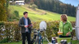 Hannes Spöck (Lukas Schmidt) mit seiner Mutter Ramona Spöck (Daniela März). Brandl hatte beim Hausbau der Spöcks gepfuscht: Das Holzhaus ist unbewohnbar und hausen die Spöcks nun auf einem Campingplatz.