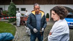 Jerry Paulsen (Peter Marton) führt mit Conny Haas (Eva-Maria Reichert), der Chefin der Malerfirma, ein erstes Verhör am Tatort. Sonja Bitterling (Genoveva Mayer, im HG. mit Komparse)