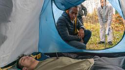 Jerry Paulsen (Peter Marton, h.) und Sonja Bitterling (Genoveva Mayer, h.) untersuchen die Leiche (Luca Garnreiter) und den Tatort.