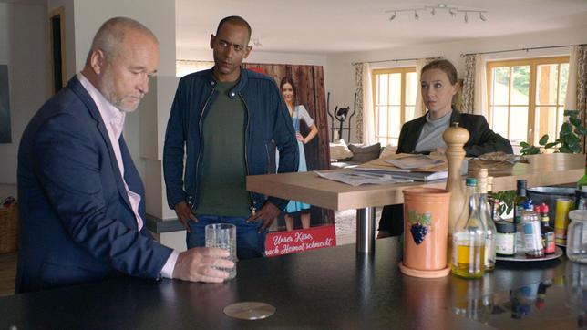 Bild: ARD/Lucky Bird Pictures/Savoy Film Productions Kommissarin Sophia Strasser (Katharina Leonore Goebel) und Kommissar Jerry Paulsen (Peter Marton) befragen den Manager und Vater des toten Modells, Ernst Tahler (Thomas Darchinger).