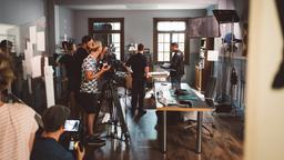 Drehtag im Büro von Jerry (Peter Marton) und Benedikt Beissl (Andreas Giebel). Crew & Cast konzentriert bei der Arbeit. 