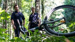 Max (Nepo Fitz) und Caro (Sarah Thonig) entdecken Doris Fahrrad, mit dem sie gestürzt sein muss.