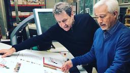 Das muss schon alles richtig passen: Hermann Toelcke und Gerry Hungbauer beäugen die Layouts des "Rote Rosen"-Buchs.