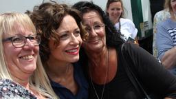 Stars zum Anfassen: Madeleine Niesche posiert mit Fans.