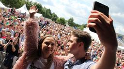 Ein Selfie mit den Fans: Marija Mauer und Felix Jordan.