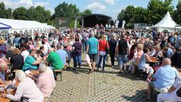 Der bisher stärkste Fantag in der Geschichte der "Rosen": insgesamt 3400 Besucher kamen zum Studiogelände nach Lüneburg.