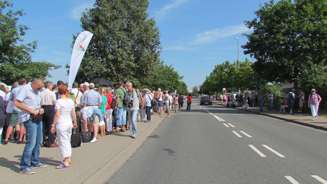 Fans an der Straße warten auf Einlass