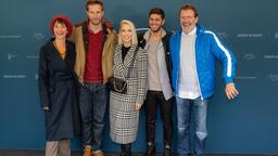 Die "Roten Rosen"-Stars beim ARD-Fan-Event "Bears & Friends": (v.l.n.r.) Anja Franke (alias Merle Vanlohen), Marlon Putzke (alias Christian Fährmann), Lara-Isabelle Rentinck (alias Amelie Fährmann), Varol Sahin (alias Cem Ergün) und Hermann Toelcke (alias Gunter Flickenschild).