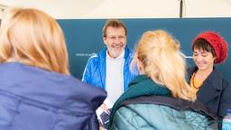 ... sondern auch bei der Autogrammstunde der "Rosen"-Stars. Hermann Toelcke und Anja Franke genießen sichtlich die Zeit mit den Fans.