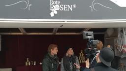 Beim Dosenwerfen auf dem nostalgischen Jahrmarkt feuerten die "Rote Rosen"-Stars ihre Fans an und standen der Presse für Interviews und Fotos zur Verfügung.