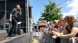 Christian Rudolf hat für die Fans eine besondere Überraschung im Gepäck: Er rockt mit seiner Band "Komitee für Unterhaltungskunst" die Fantag-Bühne.