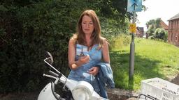 Als Carla (Maria Fuchs) ihr Leben wieder in die Hand nehmen will, entdeckt sie eine Postkarte aus Paris an ihrem Roller – sie will aufgewühlt wissen, woher die Karte kommt.