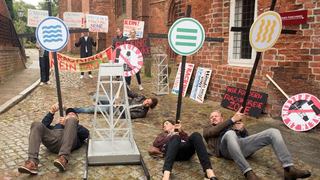 Als herauskommt, dass die Demo nicht genehmigt ist, ändert Walter (Ludger Burmann) die Taktik (mit Anja Franke, M., Hakim Michael Meziani, 2.v.l. und Komparsen).