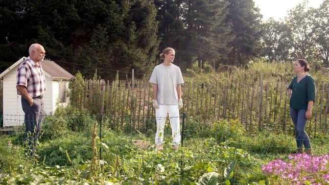 Als Tina (Katja Frenzel) Walter (Ludger Burmann) vorschlägt, das Schneckenproblem in Merles Gemüsegarten mit Laufenten zu lösen, hellt sich Antons (Jean-Luc Caputo) Stimmung auf.