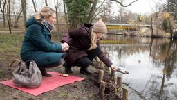 Amelie (Lara-Isabelle Rentinck) lässt sich auf Brittas (Jelena Mitschke) Vorschlag ein, mit einem Ritual, Torbens Tod zu verarbeiten.