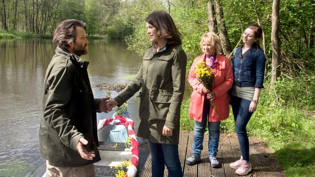 Bild: ARD/Nicole Manthey Arne (Christian Rudolf) will Helen (Patricia Schäfer) beweisen, wie viel ihm an ihrer Ehe liegt, und lotst sie mit Erikas (Madeleine Lierck-Wien) und Swantjes (Malin Steffen) Hilfe zu einem Bootsausflug.
